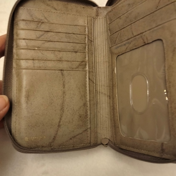 Buxton top grain cow hide leather wallet. - Picture 5 of 9